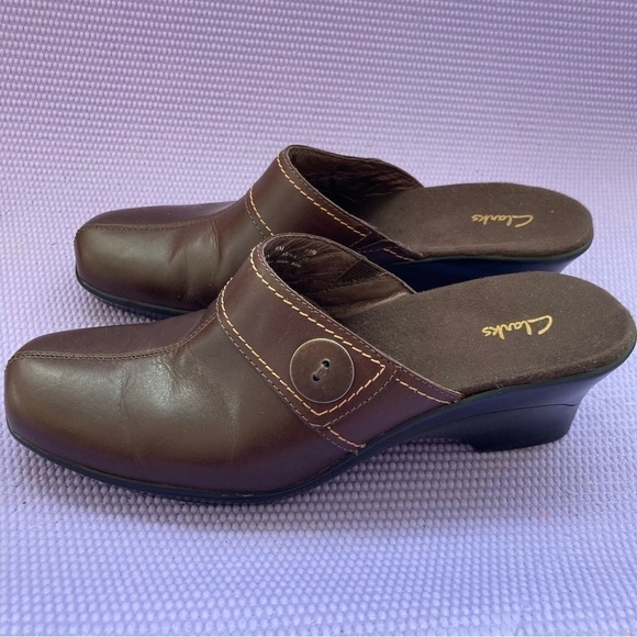 Clarks Brown Leather Split Toe Mules Button Accent Heels Shoes Womens 9M - Picture 3 of 7